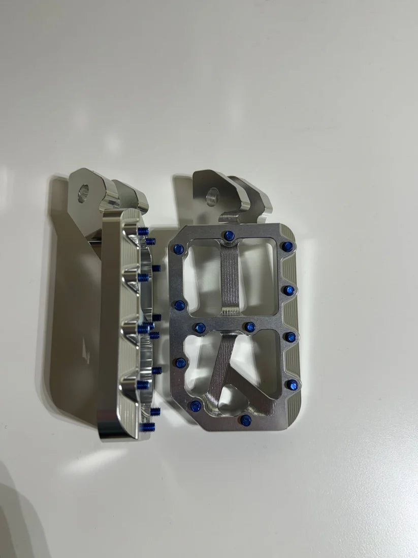 Chrome pegs (FITS ALL BIKES)